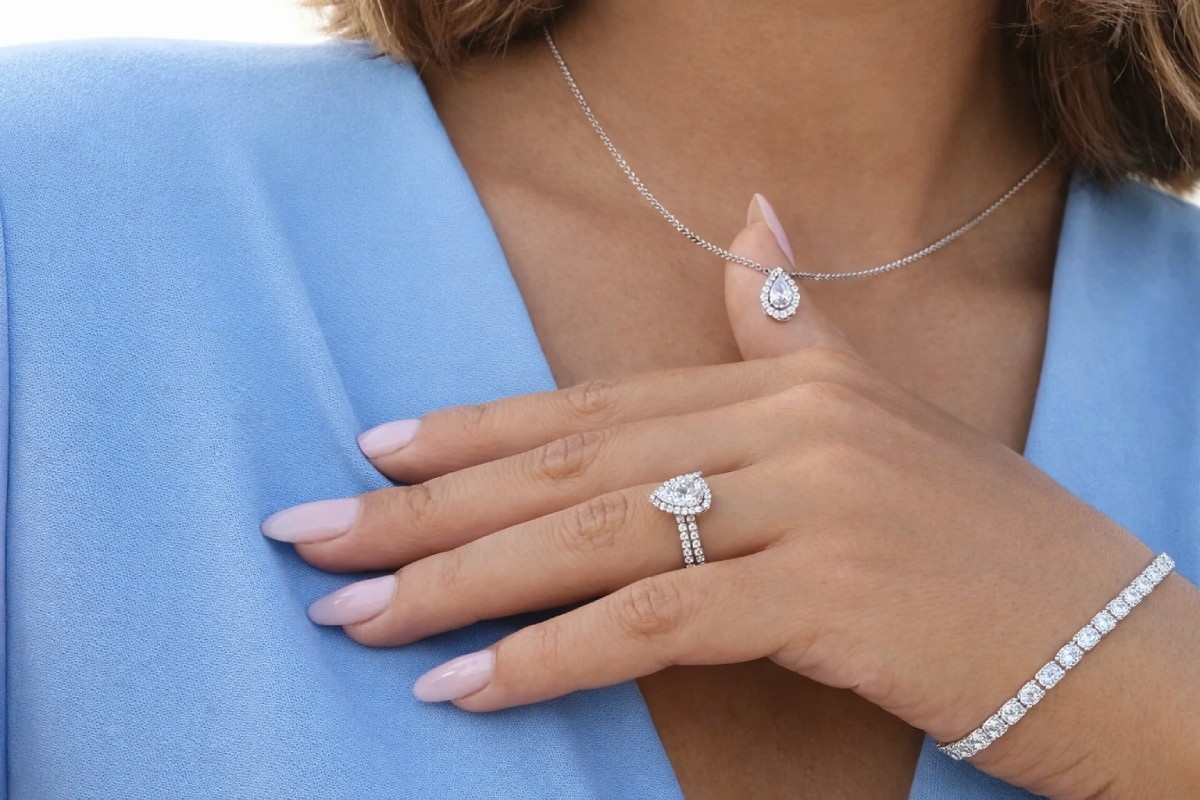 Bague de fiançailles diamant poire avec collier et bracelet assortis en or blanc l Laveran Paris
